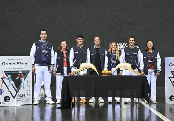 Seis de los ocho finalistas del Grand Slam de Donostia posan ayer en el Carmelo Balda