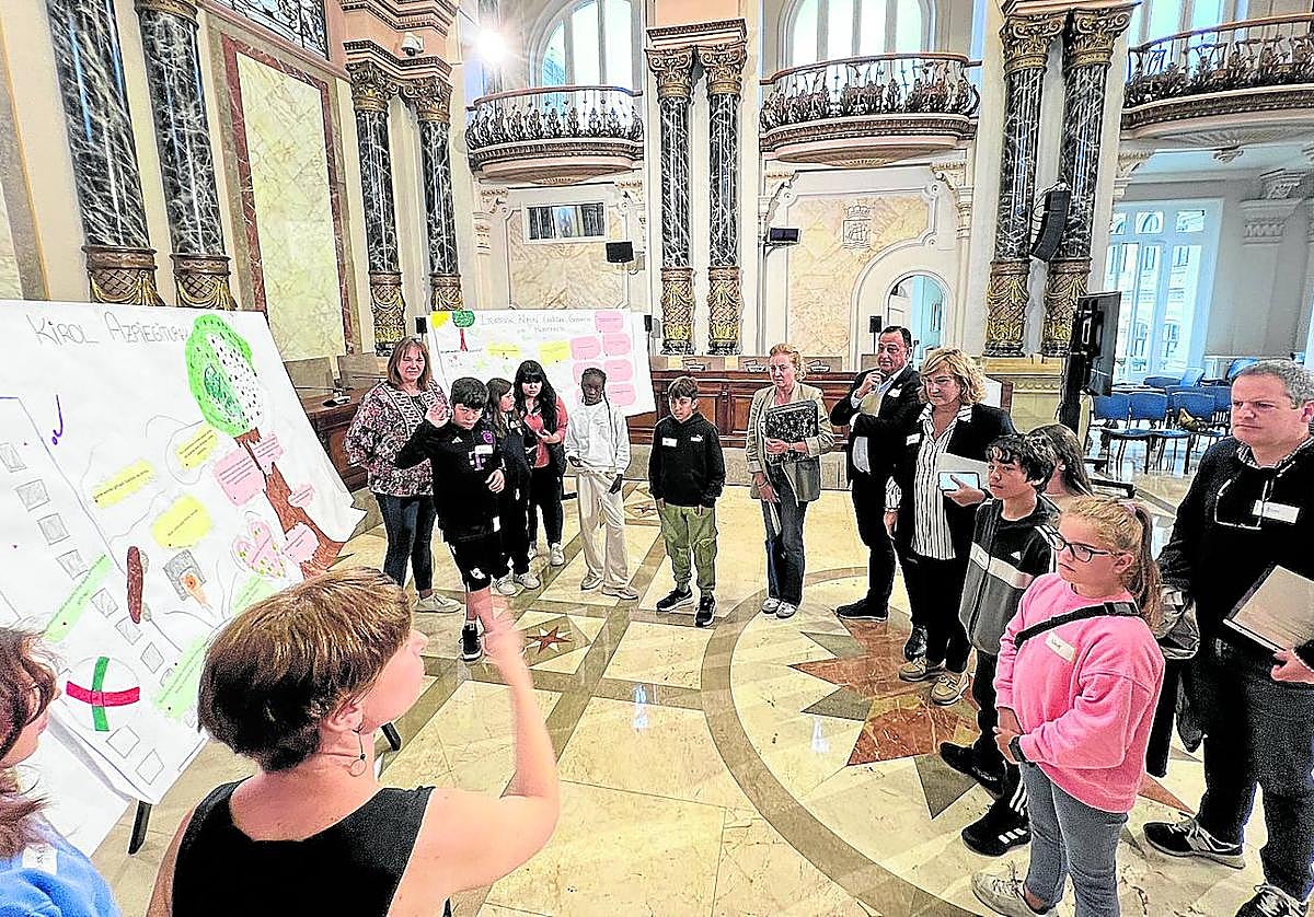 Escolares del 5º y 6º de Primaria de seis centros del Distrito Este expusieron ayer en el Ayuntamiento sus propuestas para mejorar la ciudad. El alcalde y seis concejales del gobierno tomaron nota de sus planteamientos trabajados en el último año y medio en su asignatura de Educación para la Ciudadanía.