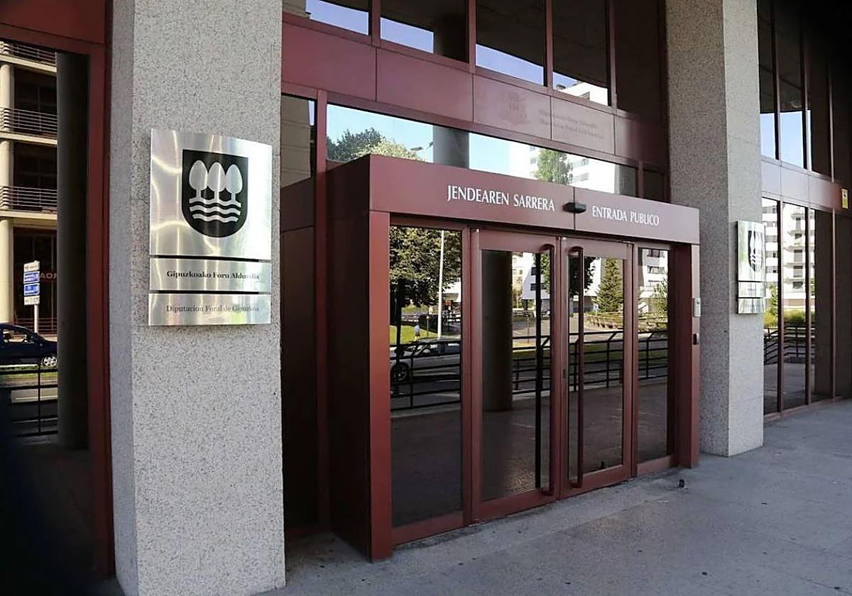 Itsaso Berrojalbiz, responsable de Hacienda de la Diputación de Bizkaia, en una comparecencia ante los medios de comunicación.