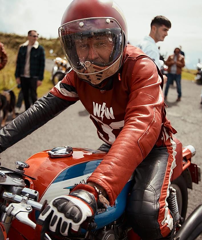 Imagen secundaria 2 - Participantes y público llenaron la carretera en Jaizkibel.