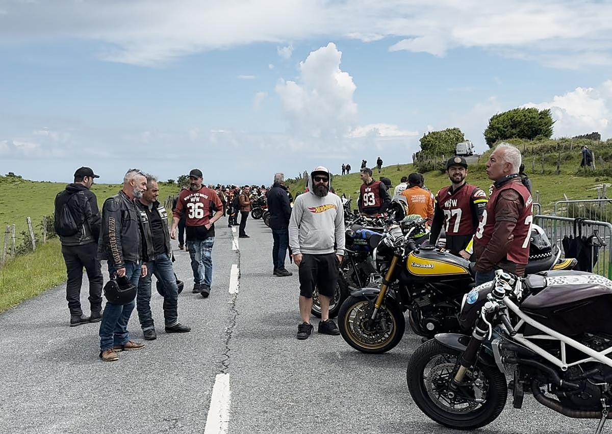 Imagen secundaria 1 - Participantes y público llenaron la carretera en Jaizkibel.