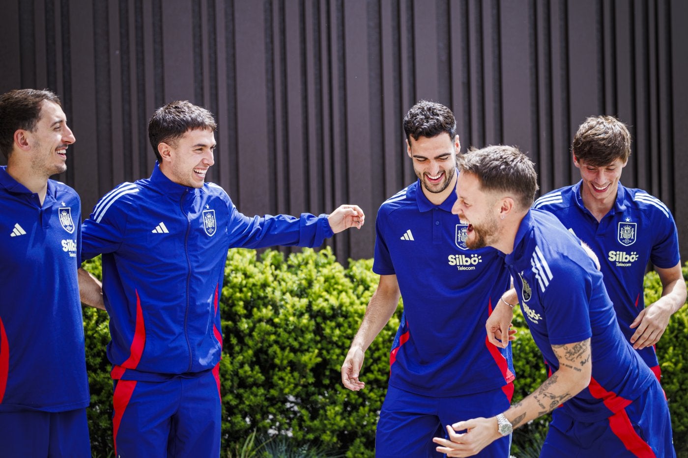 Buen ambiente. Oyarzabal, Zubimendi, Merino, Remiro y Le Normand sonríen mientras se preparan para la sesión fotográfica para este periódico.