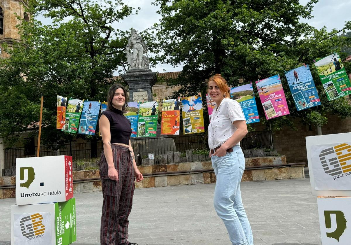 Leire Agirre y Maialen Fidalgo en la presentación realizada en la plaza Iparragirre, donde se ubica Gazte Bidean.