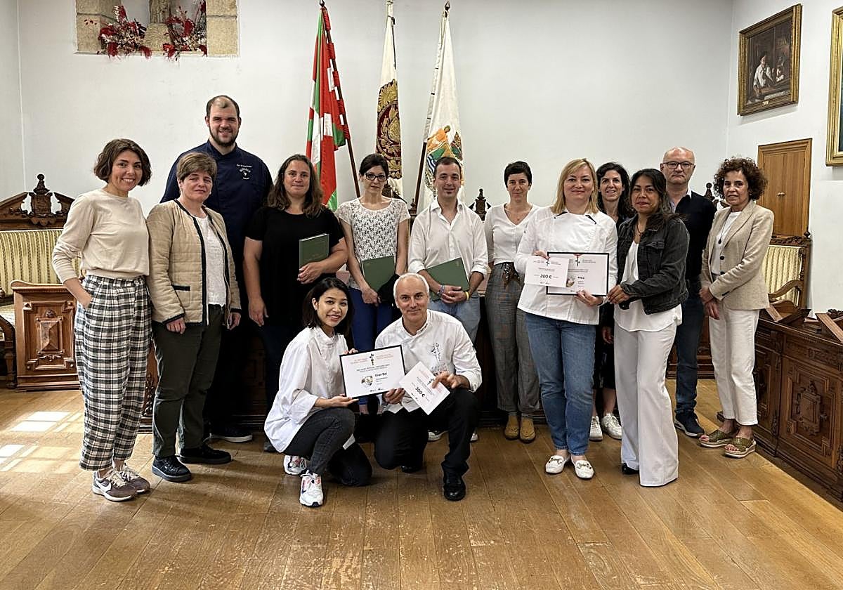 Participantes, organizadores y jurado del concurso de pintxo medieval, en la entrega de premios.