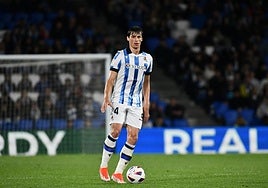 Robin Le Normand juega el balón en uno de los partidos disputados en esta temporada en el Reale Arena.