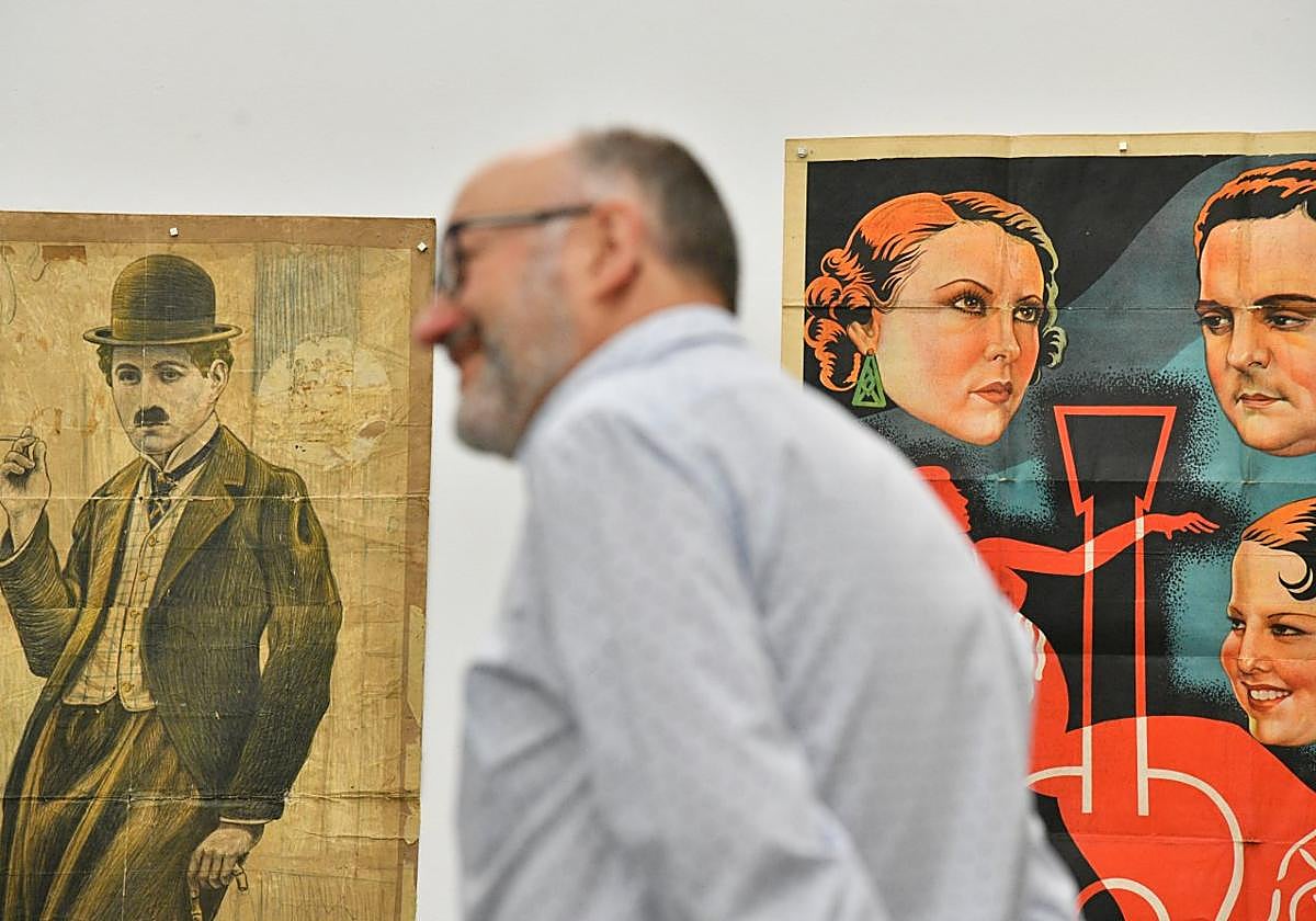 Rebordinos, frente al cartel de 'Charlot' fumando.