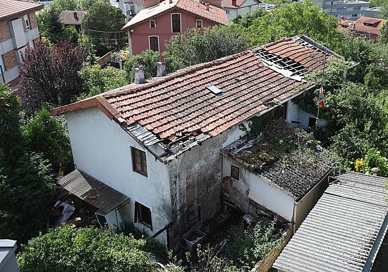Ocho detenidos y dos policías heridos leves en una batalla campal en una casa okupa de Intxaurrondo