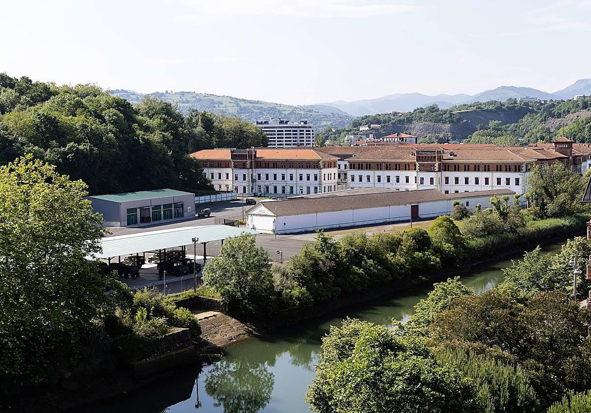 Los cuarteles de Loiola, vistos desde la margen izquierda del río.