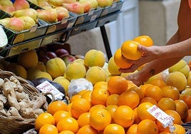 Fruta en una frutería donostiarra.
