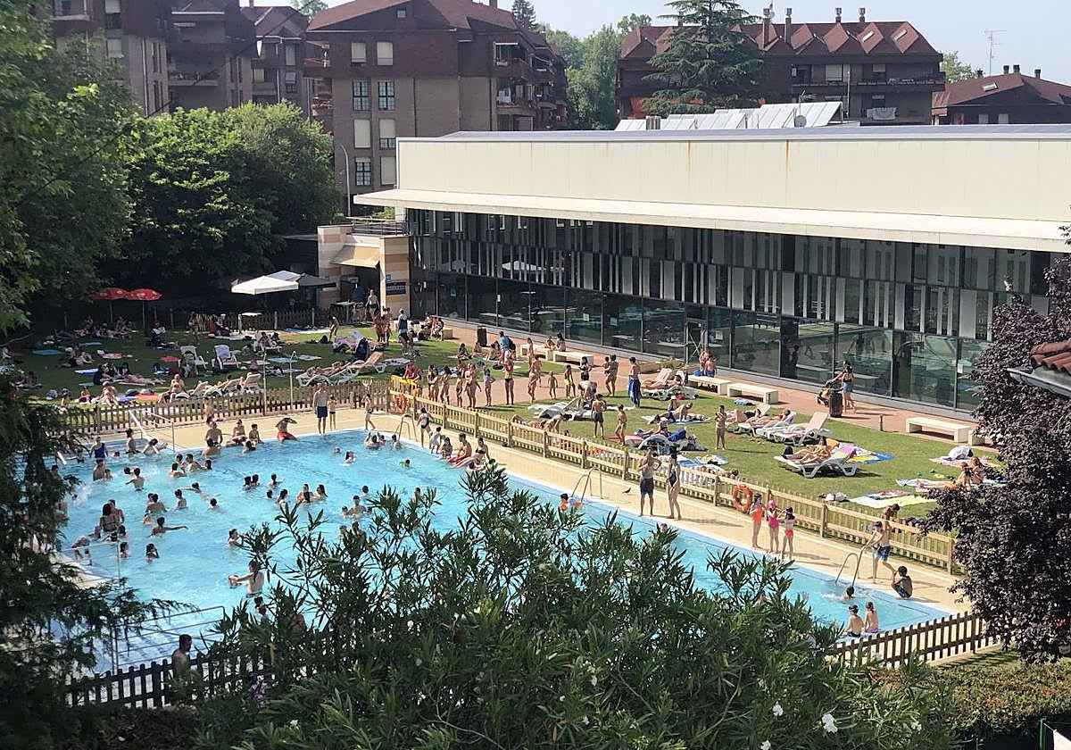 Piscinas descubiertas de Etxadi.