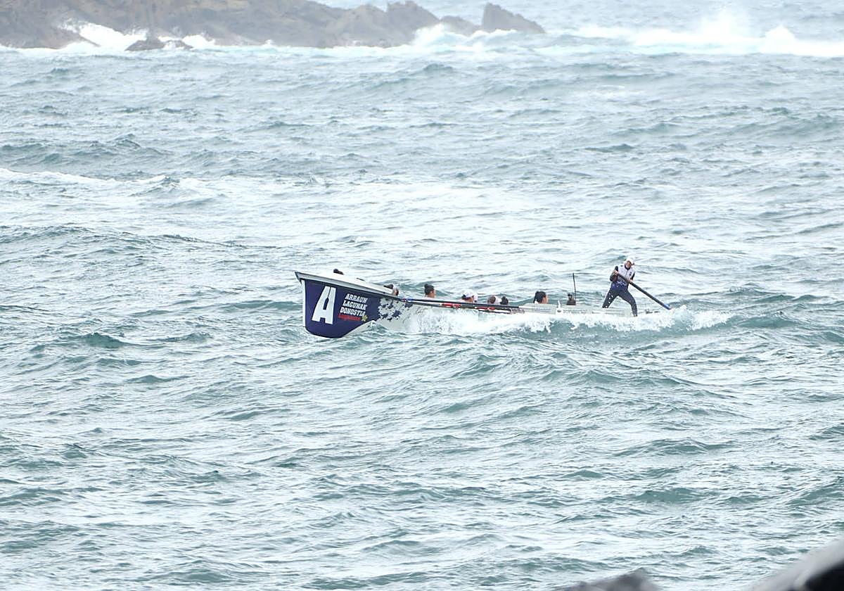 La trainera de Arraun Lagunak en el Campeonato de Euskadi del pasado domingo en Donostia.
