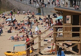 La playa de La Concha sumará a partir del sábado nuevos socorristas en el puesto del Eguzki.