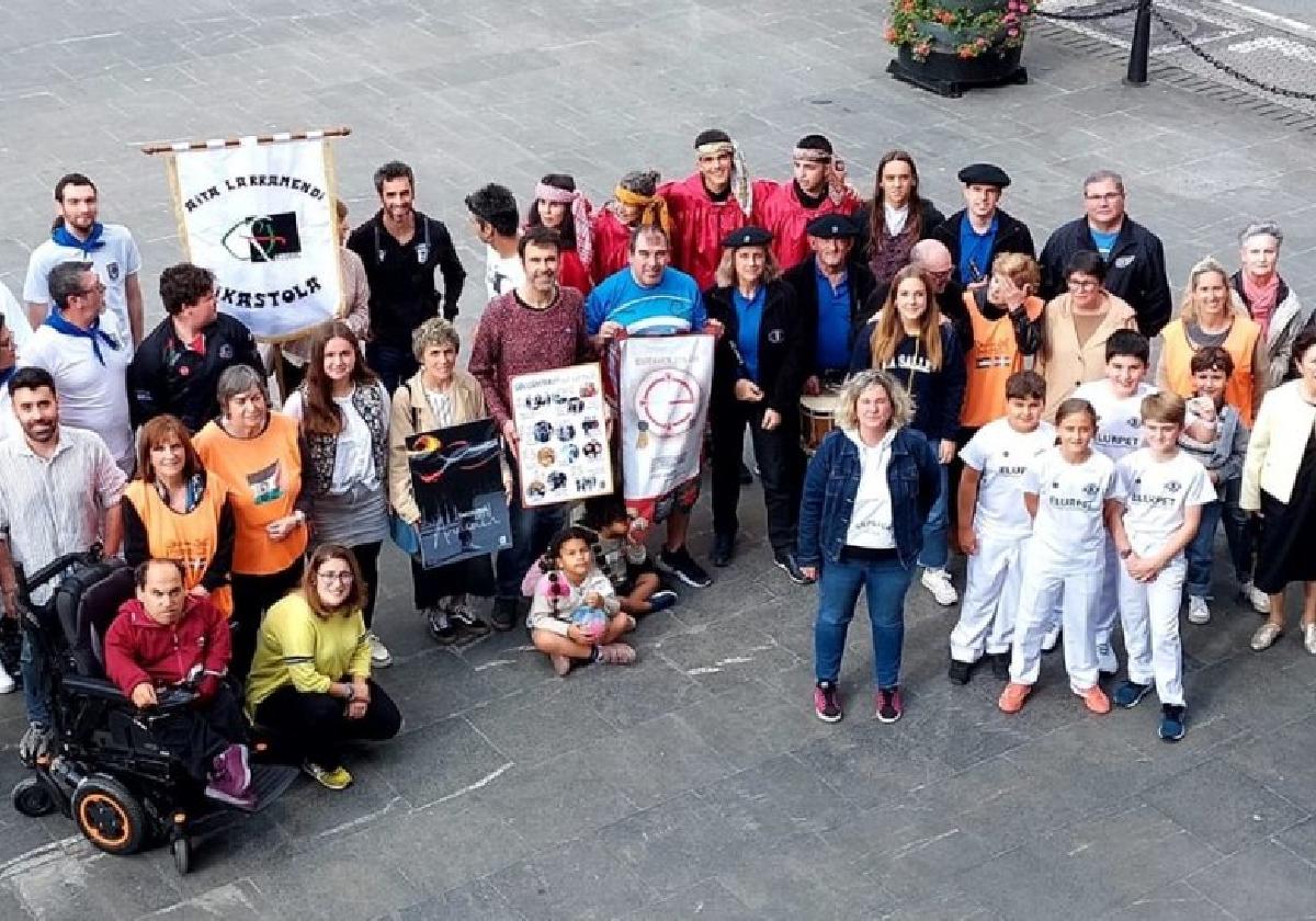 Miembros de la comisión de Fiestas, representantes municipales y de colectivos que han hecho posible la programación de San Juan.