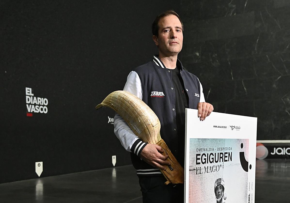 Mikel Eguguren posa en la cancha del Carmelo Balda.