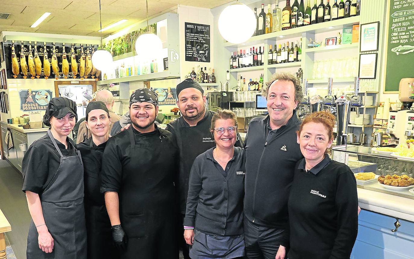 Parte del equipo de cocina y barra del establecimiento de Gros.