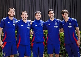 Buen ambiente. Oyarzabal, Zubimendi, Merino, Remiro y Le Normand sonríen mientras se preparan para la sesión fotográfica para este periódico.