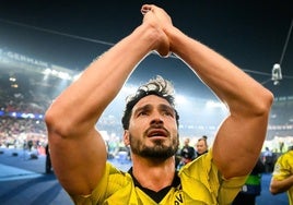 Jugador del Borussia Dortmund saluda a la grada.