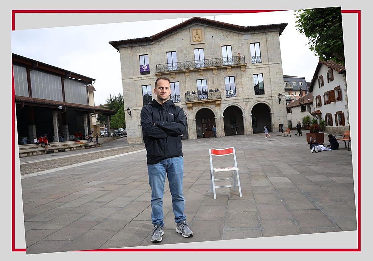Jon Zapiain, frente al Ayuntamiento de Astigarraga.