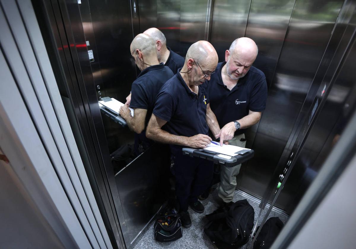 Josemari Mujika, técnico de Ascensores Muguerza junto a José Luis Elósegui inspector de Eurocontrol, haciendo una inspección rutinaria en un ascensor de Donostia.