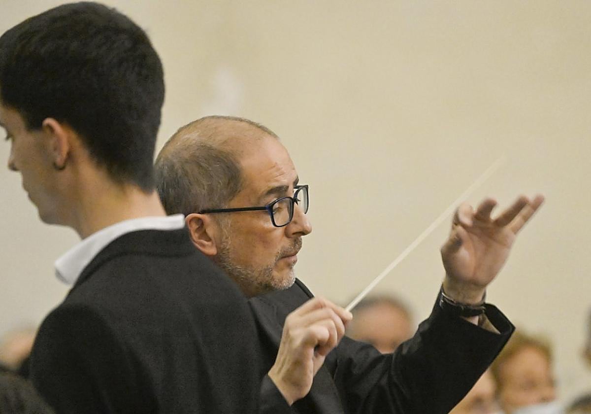 Enrique Azurza será el director del especial concierto de este domingo en la parroquia Santa María.