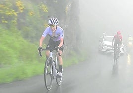 Usoa Ostolaza suelta a Valentina Cavallar en la parte final del Aubisque y se dirige a la victoria.