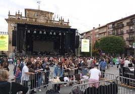 Imagen de la Plaza de San Juan de Irun tres horas antes del inicio del concierto.