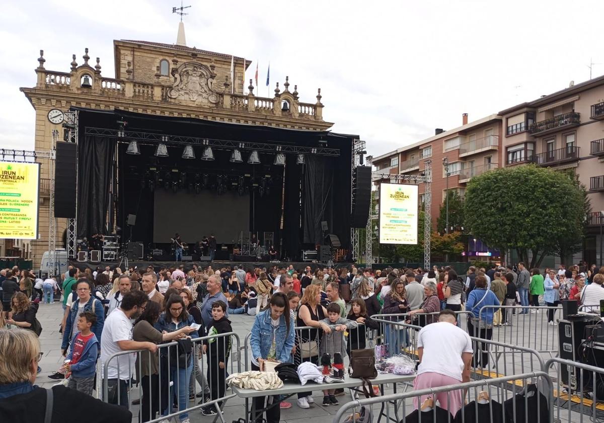 Imagen de la Plaza de San Juan de Irun tres horas antes del inicio del concierto.