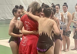 Foto de familia con el cartel y banderolas del 75 aniversario del Aloña, una de las coreografías, abriendo los regalos de fin de curso, y consolando a una emocionada Lide Osinaga.