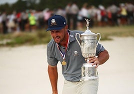 Dechambeaurastrilla el búnkerdel hoyo 18 desdeel que selló suvictoria en el US Open.