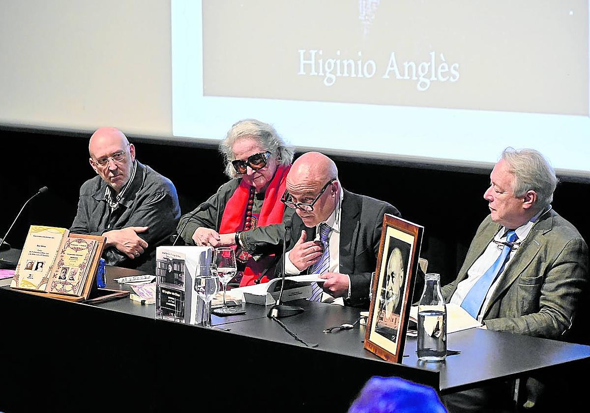 José Ángel Echeverria, Teresa Zulaica, José Barroso y Manuel Cabrera, durante la presentación de los libros, ayer en el Aquarium.
