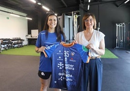 Elba Álvarez posa con su nueva camiseta junto a Tati Garmendia.