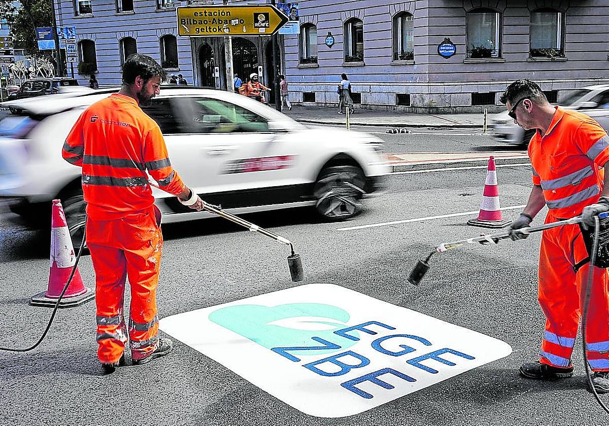 Operarios marcan la ZBE en una zona céntrica de Bilbao.