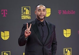 Don Omar posando en los Premios Lo Nuestro de 2024 en Florida