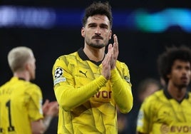 Mats Hummels aplaude a la grada tras la final de la Champions League ante el Real Madrid.