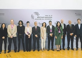 Manuel Salaverria y Leire Bilbao, presidente y directora general de la Agencia Vasca de la Innovación, con representantes de varias de las empresas tractoras de I+D+i en Euskadi.