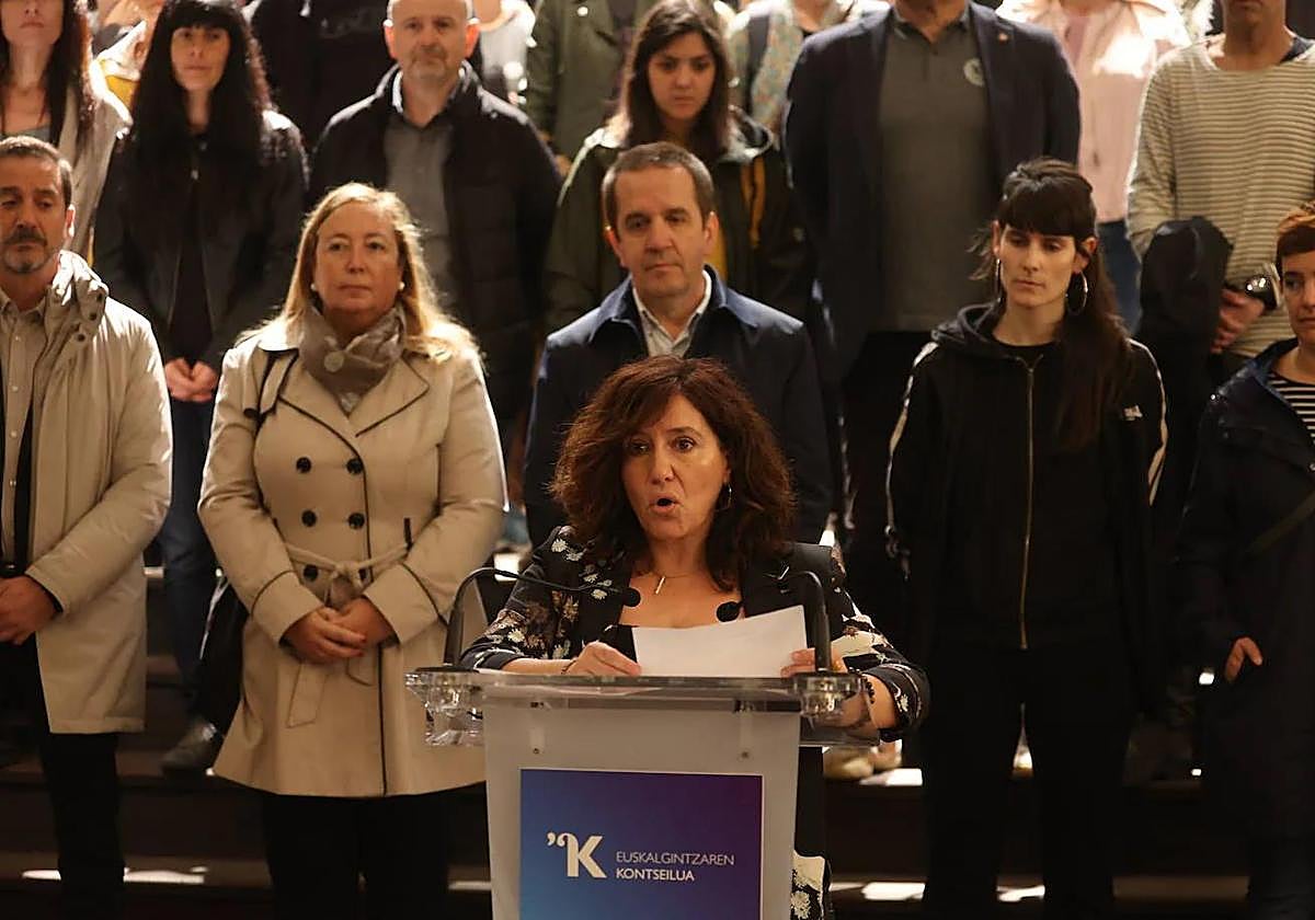 Euskalgintzaren Kontseiluaren prentsaurrekoa, duela hilabete batzuk, euskararen kontrako eraso judiziala salatzeko.