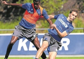 Isak y Llorente pelean por un balón en Zubieta en su época en la Real.