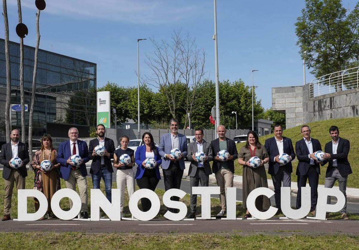 Organizadores, patrocinadores y representantes institucionales posan frente a la sede de DV.