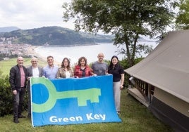 Momento de la entrega del 'Geen Key' al Gan Camping de Zarautz.