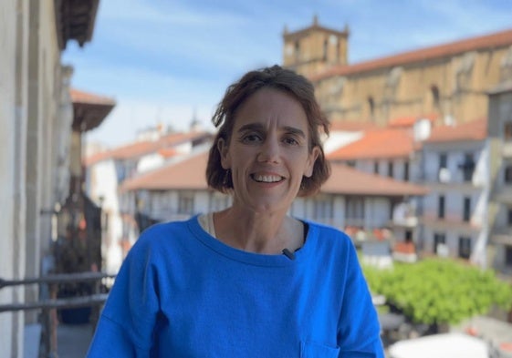 La alcaldesa Joana Mendiburu Garayar en el balcón de la casa consistorial de Oiartzun.