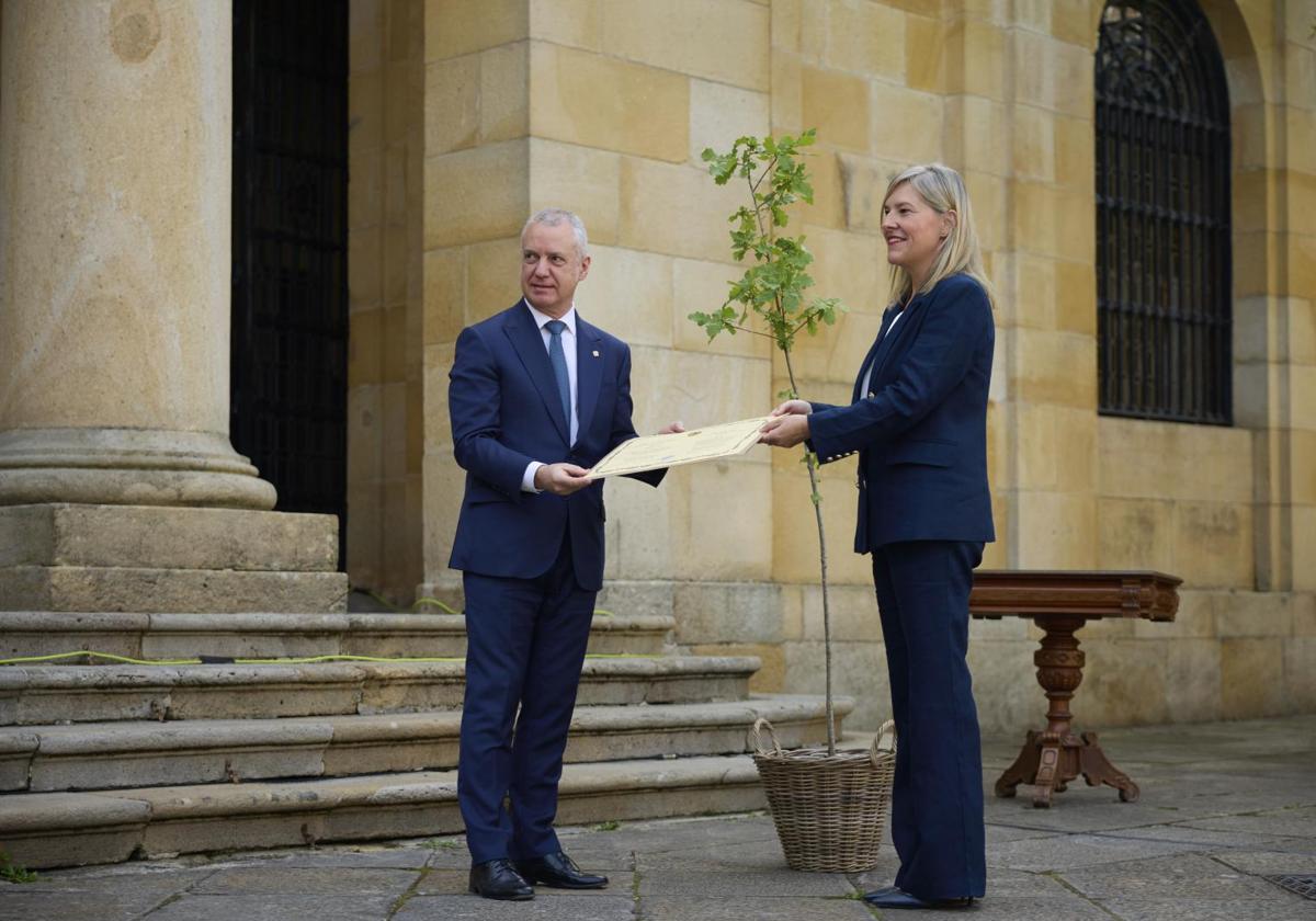 El lehendakari en funciones, Iñigo Urkullu, recibió ayer un homenaje de las Juntas Generales de Bizkaia y le obsequiaron con un retoño del Árbol de Gernika.