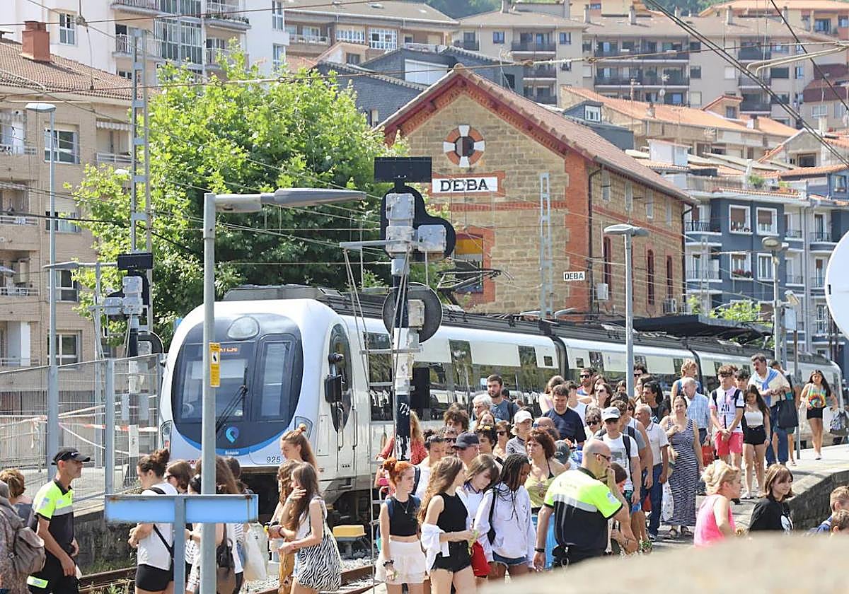 Un convoy de Euskotren el pasado verano en la parada de Deba.