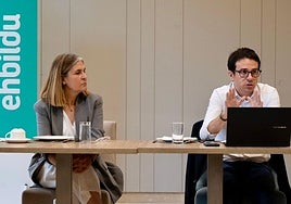 La portavoz parlamentaria Nerea Kortajarena y el líder de EH Bildu, Pello Otxandiano.