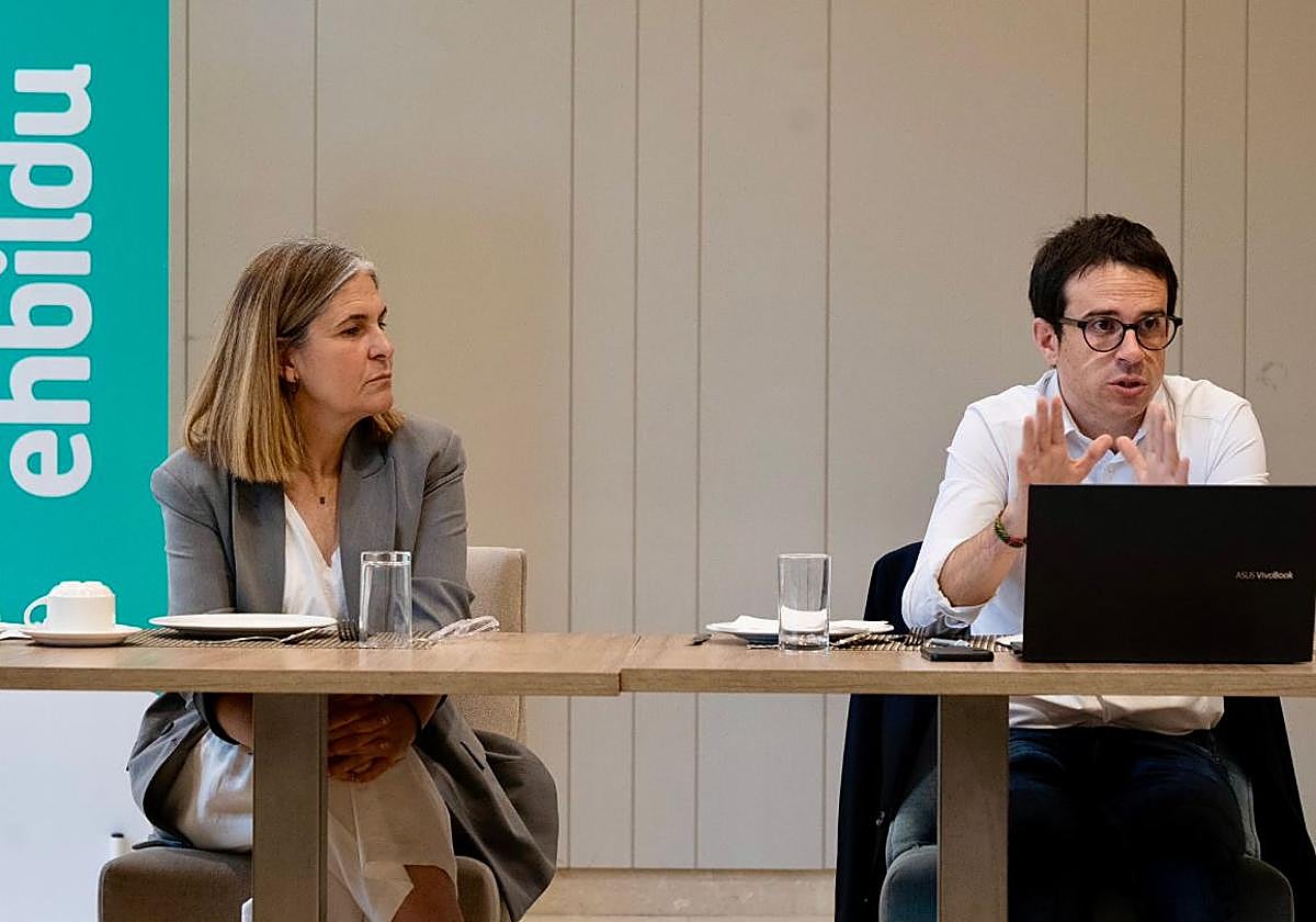 La portavoz parlamentaria Nerea Kortajarena y el líder de EH Bildu, Pello Otxandiano.