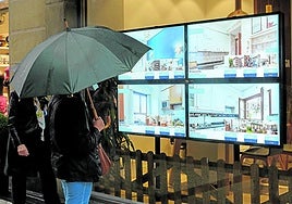 Anuncios de pisos en venta en una inmobiliaria guipuzcoana.