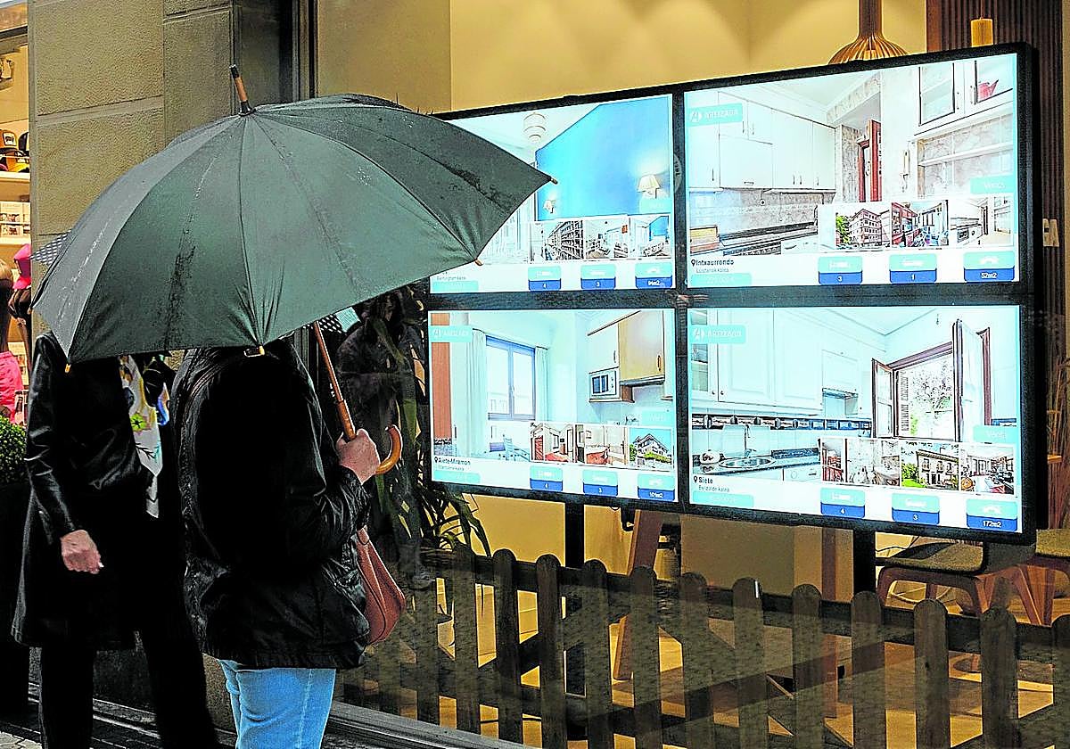 Anuncios de pisos en venta en una inmobiliaria guipuzcoana.