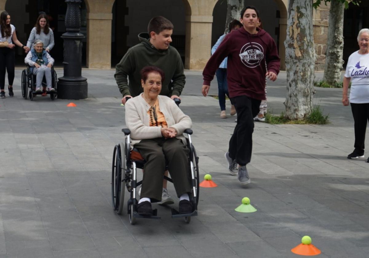 Los participantesde la fiesta disfrutando de uno de los juegos.