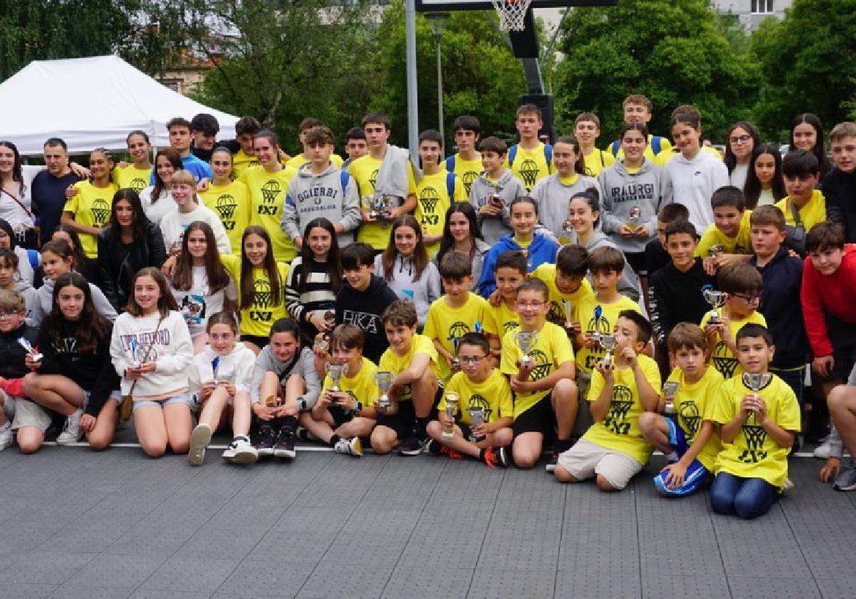 Gran cuadrilla de baloncestistas participantes en el Torneo de San Juan de Goierri K.E.