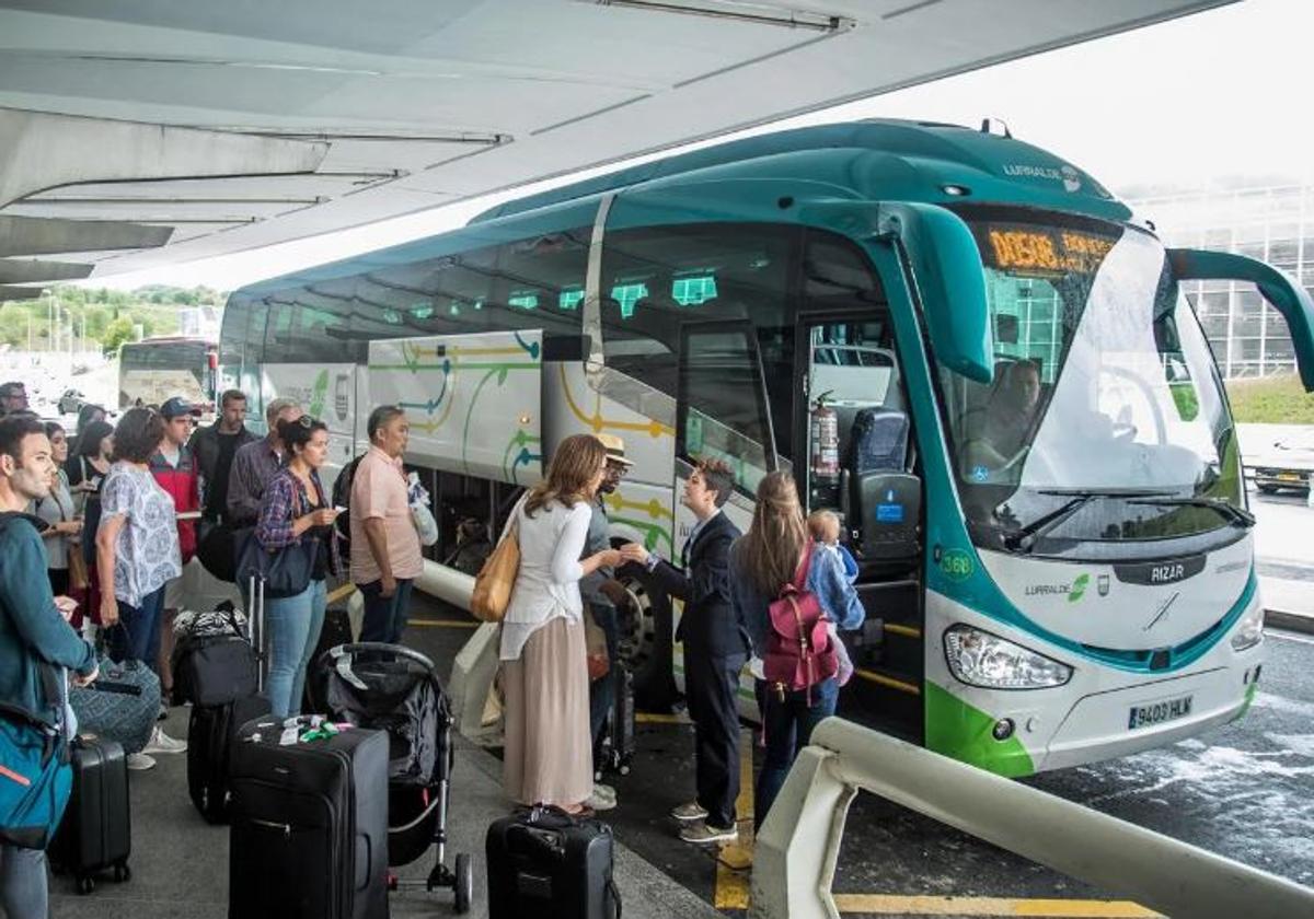 Lurraldebus traslada a la estación la parada en Donostia del bus directo al aeropuerto que se inaugura este jueves