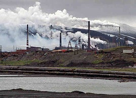 Planta minera expulsando gases